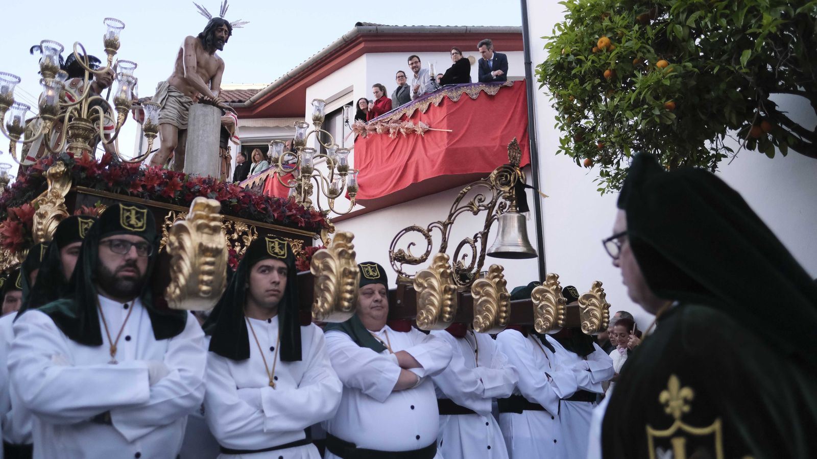 Columna durante su salida desde la iglesia de San Cristóbal.