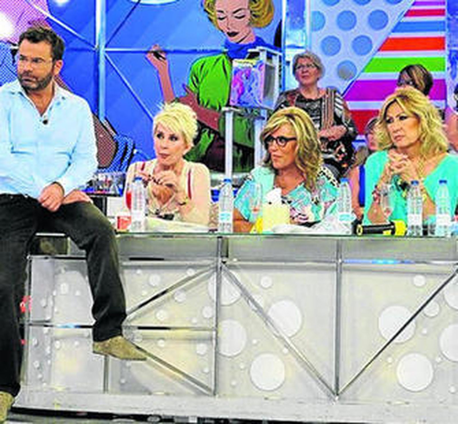 El presentador de 'Sálvame', Jorge Javier Vázquez, y algunos de sus contertulios.