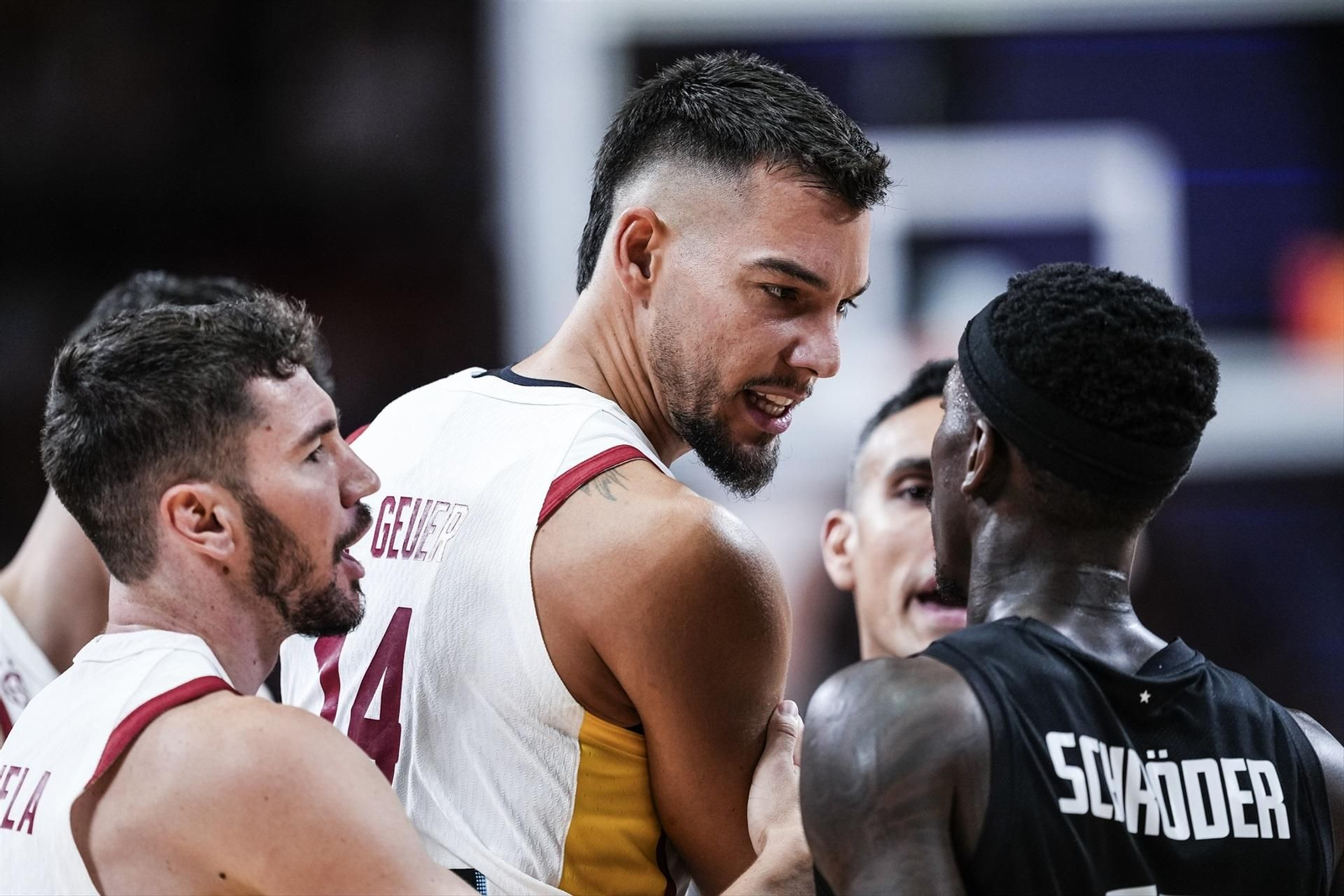 Willy Hernangómez se encara con Dennis Schröder durante el partido.