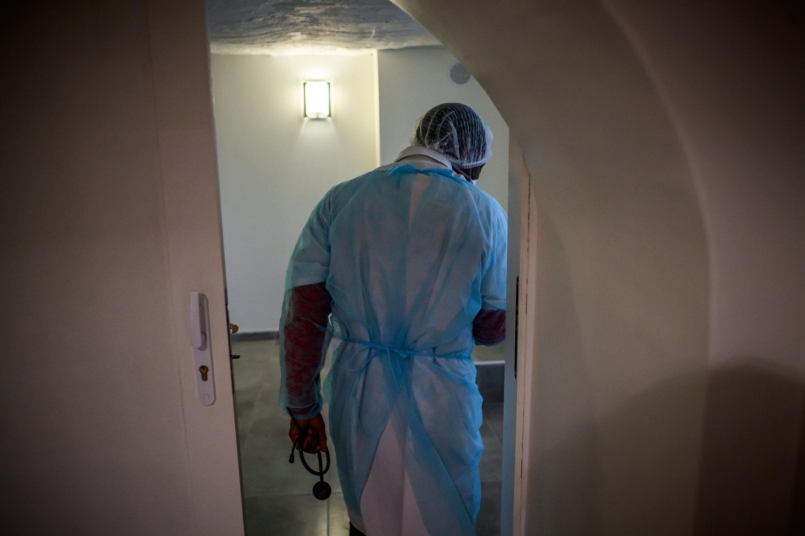 Un médico con medidas de protección frente al coronavirus.