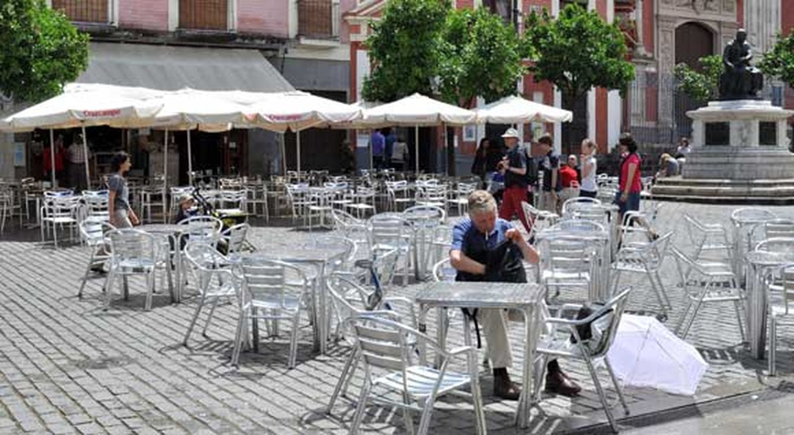 El Consistorio ordena a otros 41 bares retirar los veladores