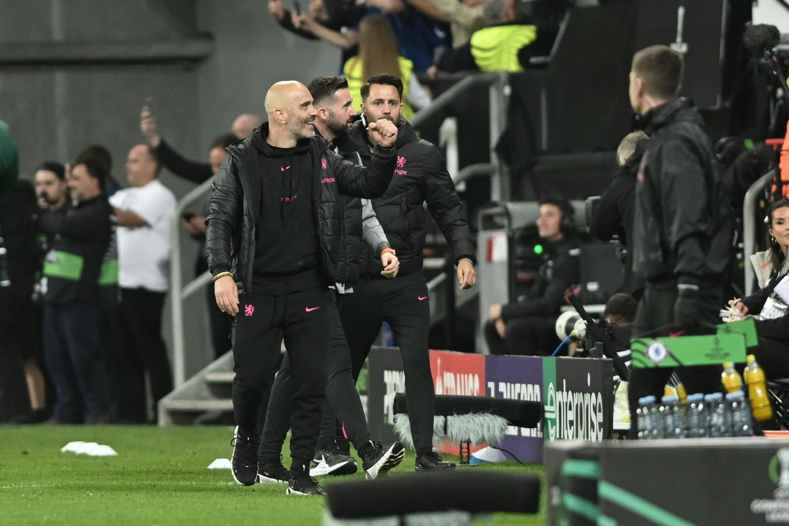 Enzo Maresca celebra uno de los goles con sus aficionados.