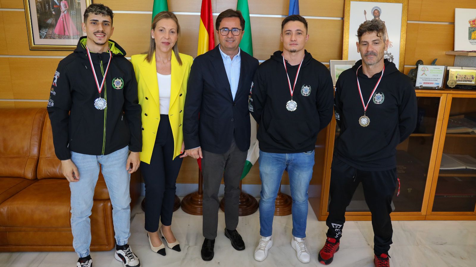Francisco Góngora y María José Martín posan con los tres miembros del Club Musul.