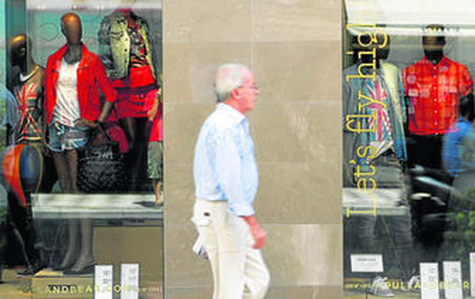 Las tiendas de Granada cambian los tirantes por chaquetas y bufandas en pleno mes de agosto.