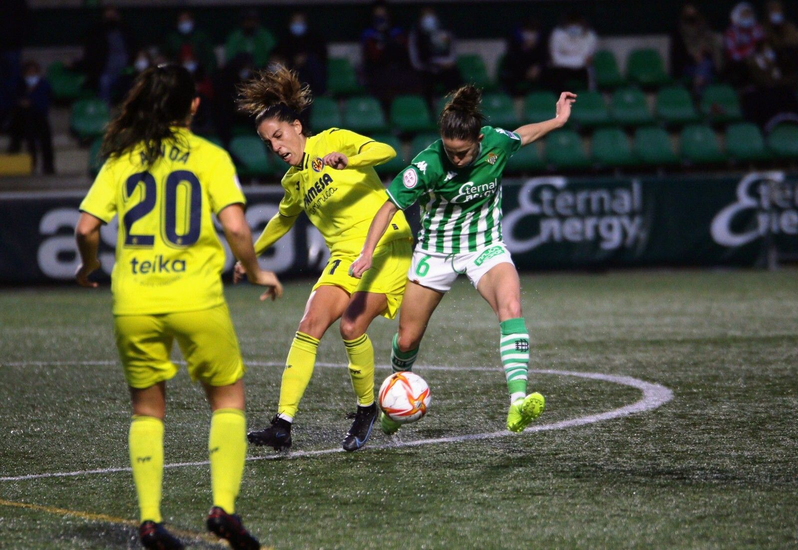 La bética Llamas pelea un balón con dos jugadoras del Villarreal.