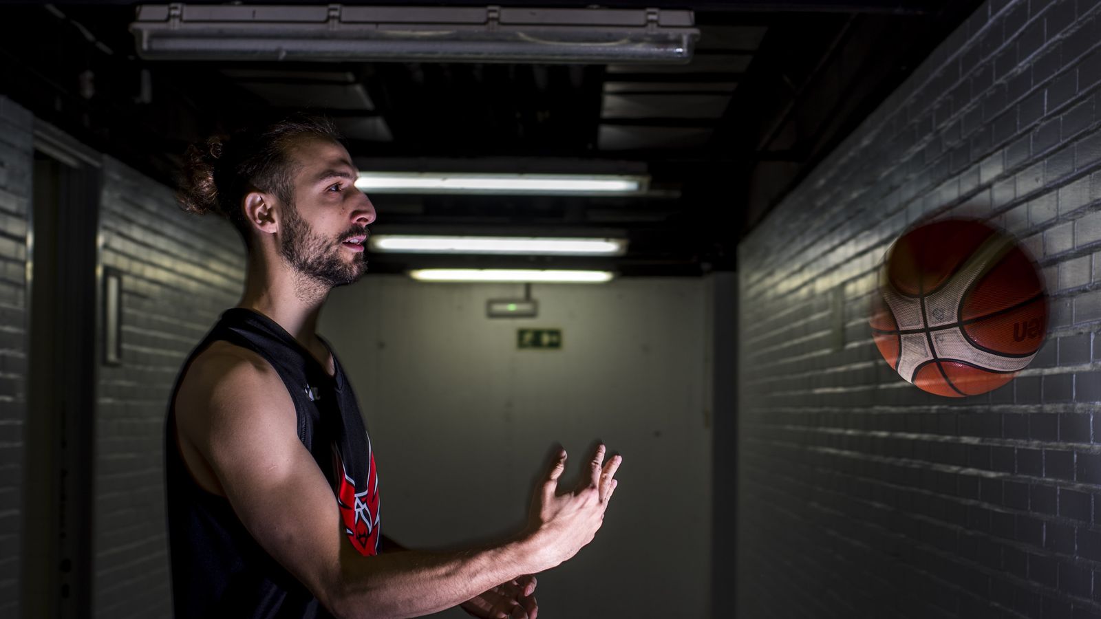 El base del equipo nazarí, en los pasillos del Palacio