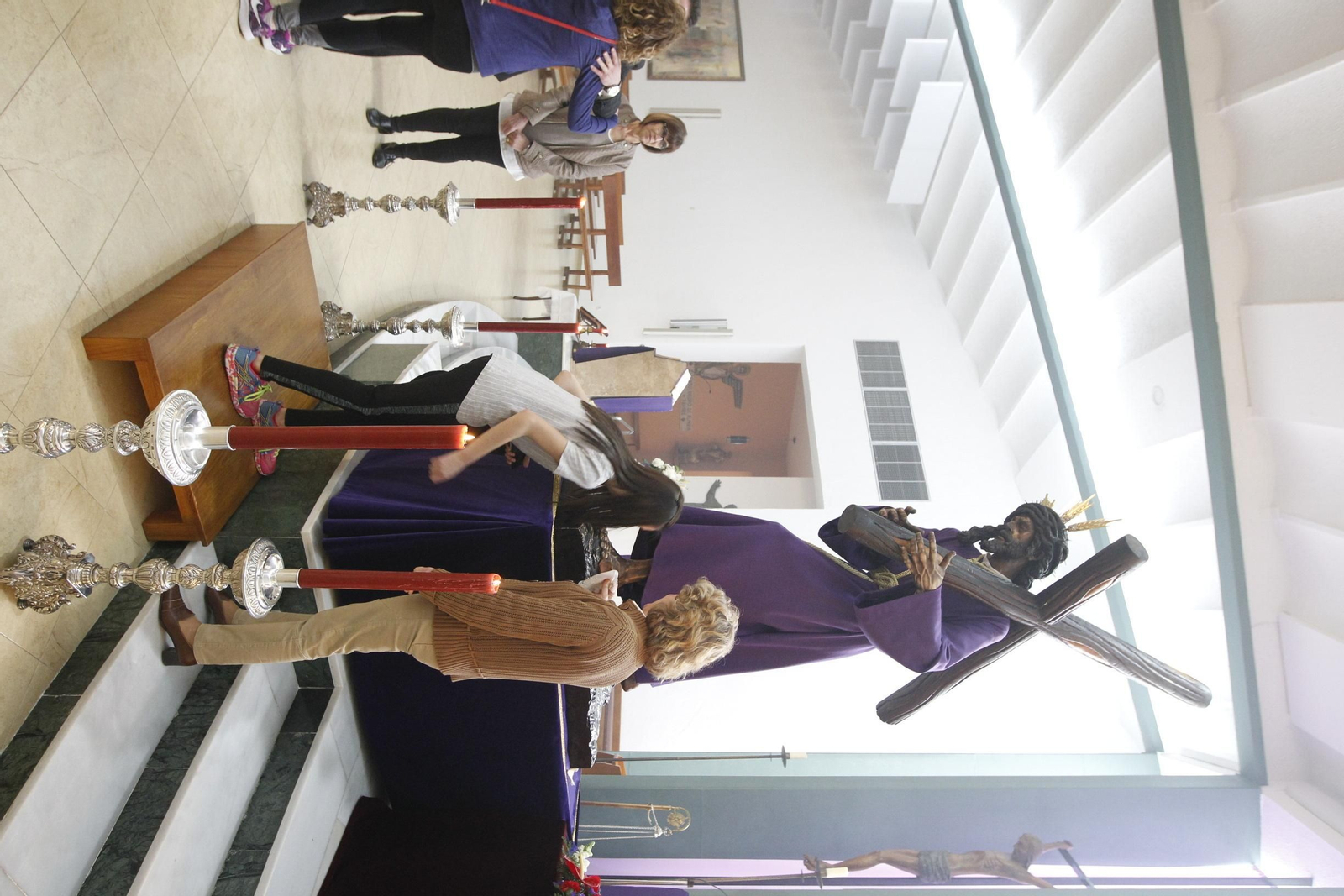 Desde las 12:00 se celebró el Besapiés a la imagen.