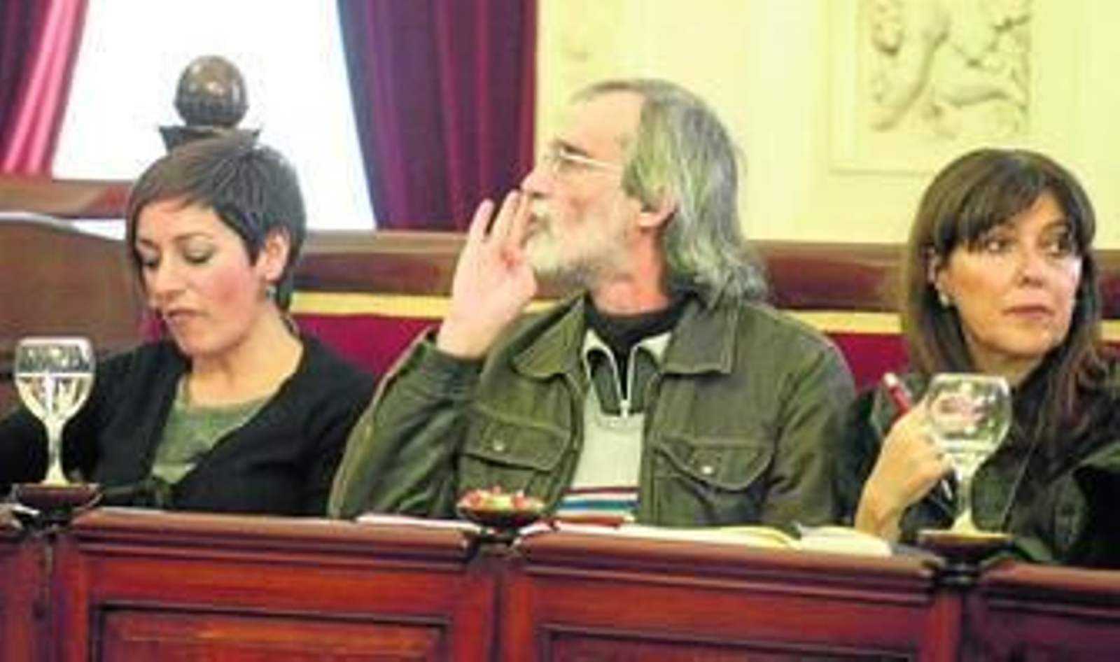 Federico Pérez Peralta se dirige a la alcaldesa en un gesto reprobatorio de los muchos que se cruzaron el equipo de gobierno y la oposición.