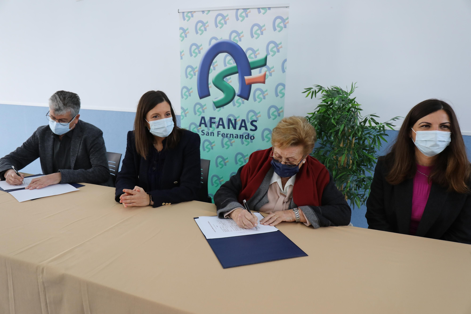 Firma del acuerdo de compraventa de un local entre Afanas y Esisa.