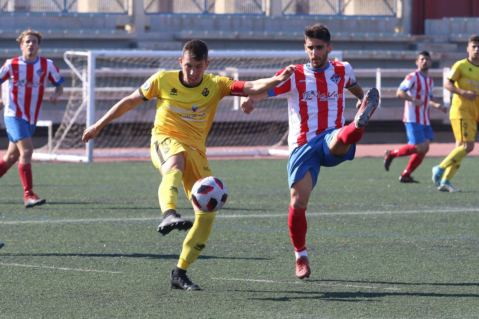 Pugna por un balón durante el partido en el Emilio Campra.
