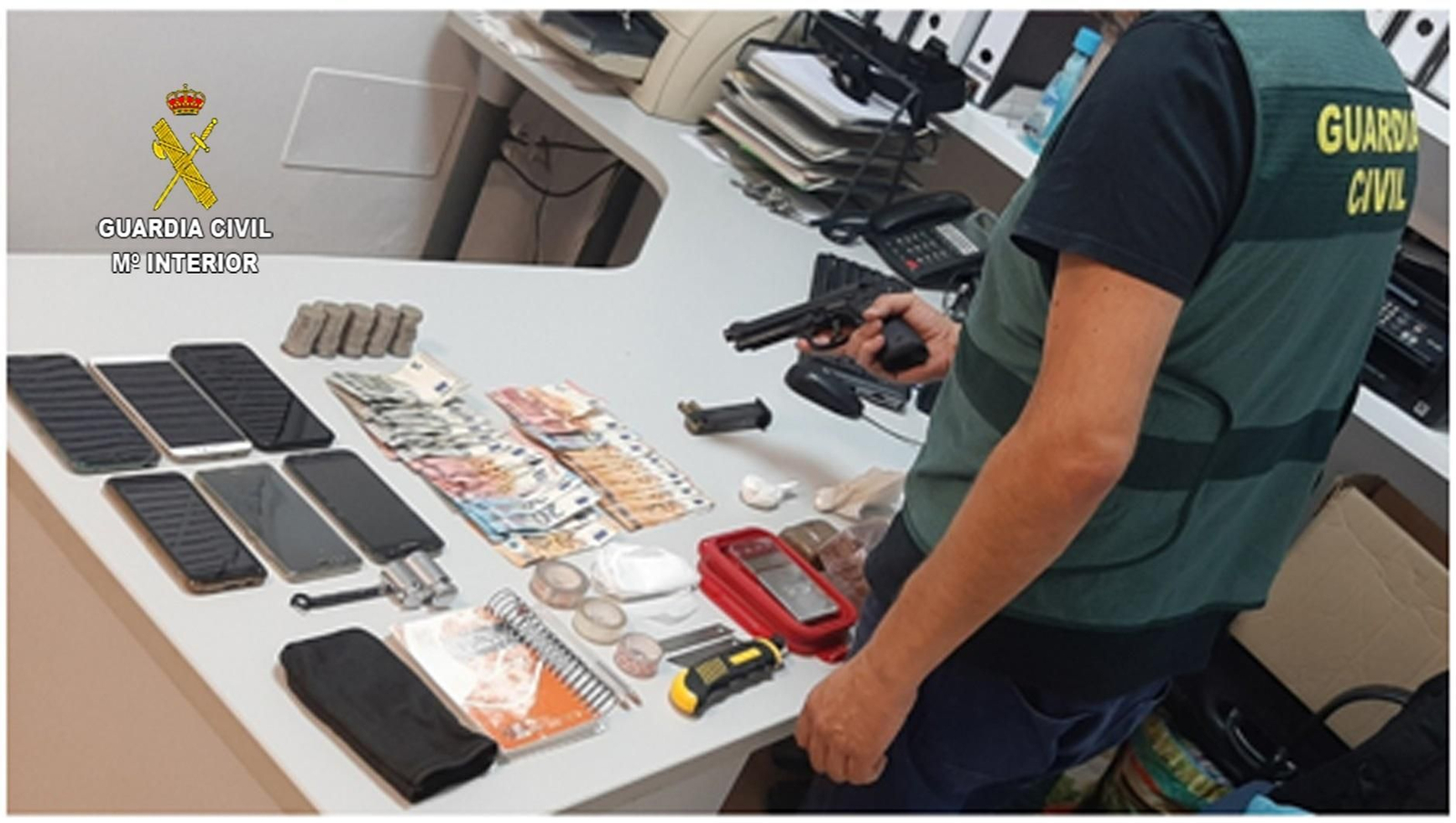 Material incautado por la Guardia Civil tras sus dos actuaciones en Brenes