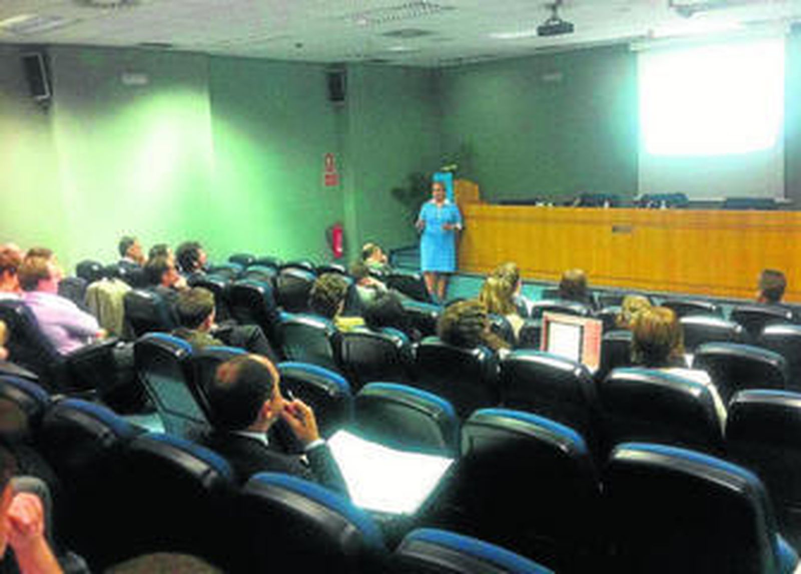 La gerente del Departamento de Estrategia de Cosentino, Jessica Gasol, durante su conferencia.