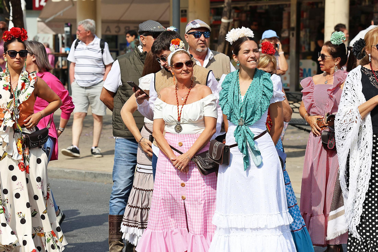 Imágenes de la Hermandad de Emigrantes por las calles de Huelva