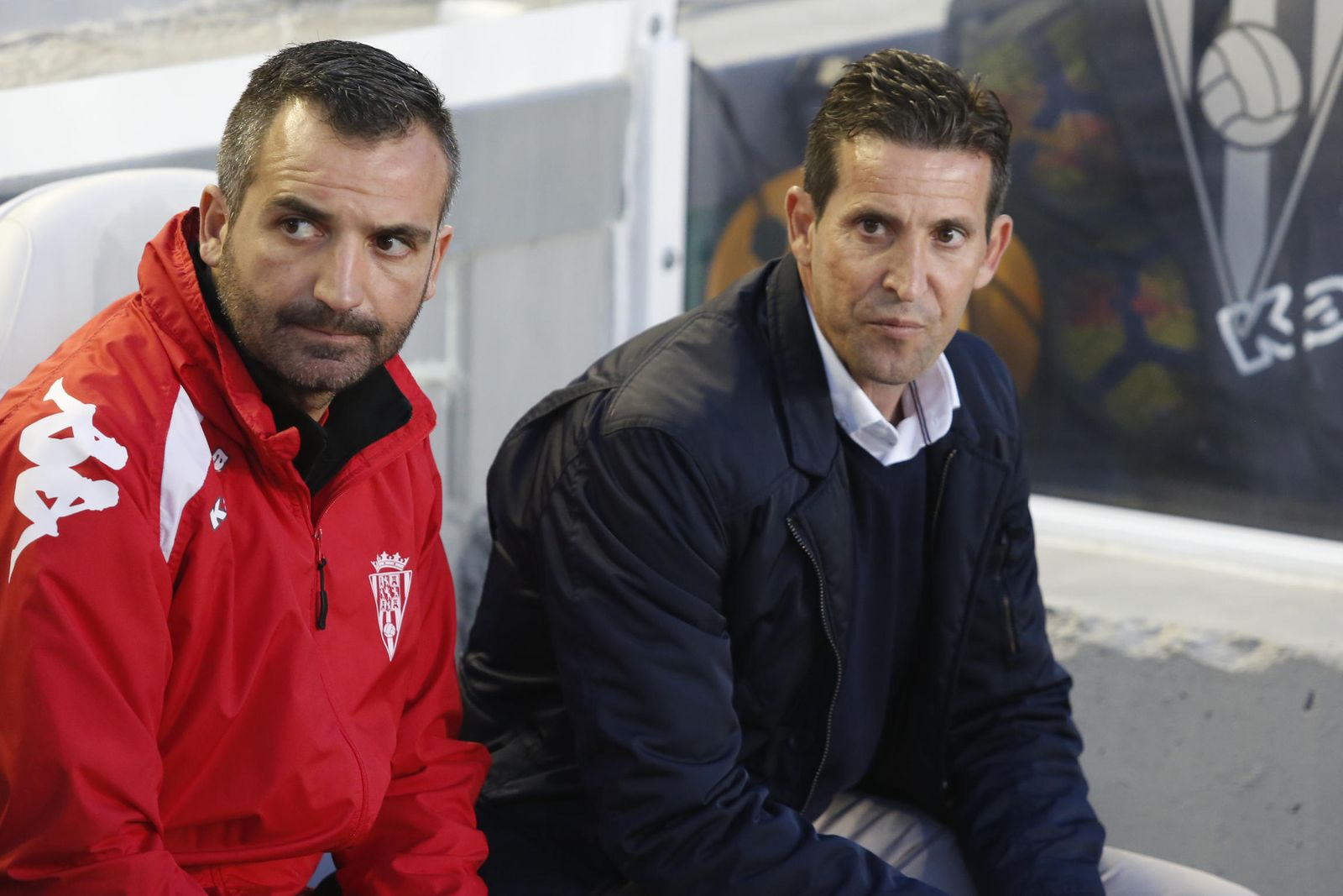 Juan Merino, junto a su segundo, Rafa Pichardo, en el banquillo de El Arcángel.