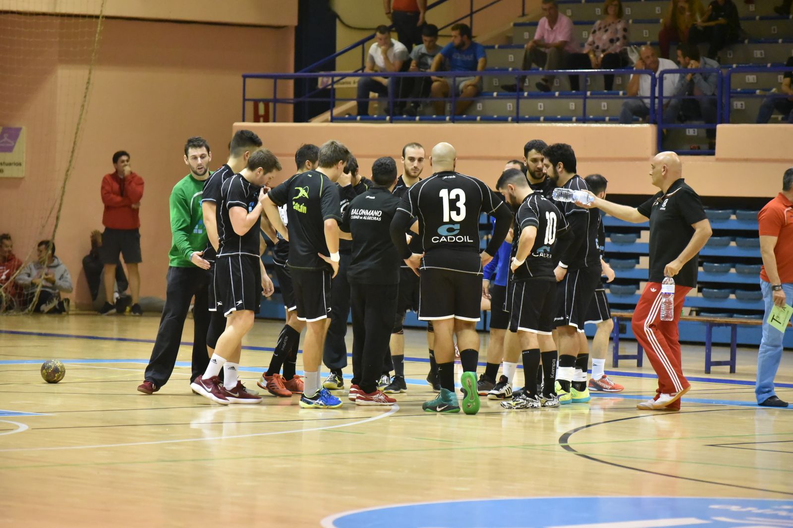 Jugadores del Colomer hacen corro antes del comienzo de un encuentro.
