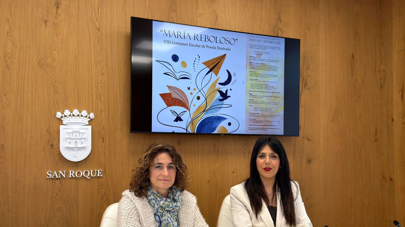 La concejal de Educación, Belén Jiménez (d.), junto a una funcionaria municipal de la concejalía de Educación.