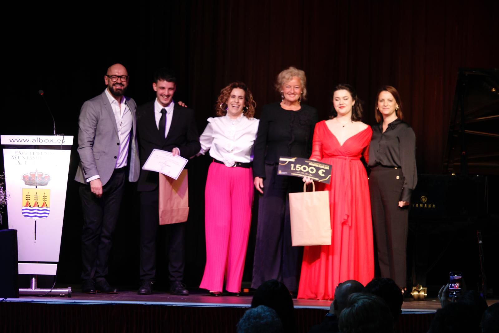 La alcaldesa de Albox, María del Mar Alfonso con los ganadores del certamen del año pasado