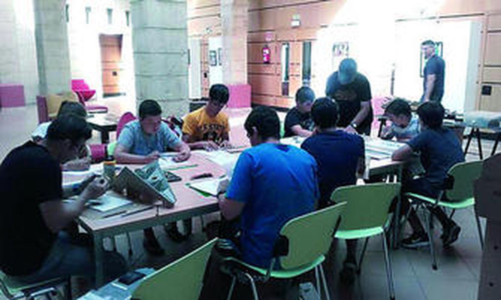 Jóvenes durante la realización del taller en la Sala Paúl.