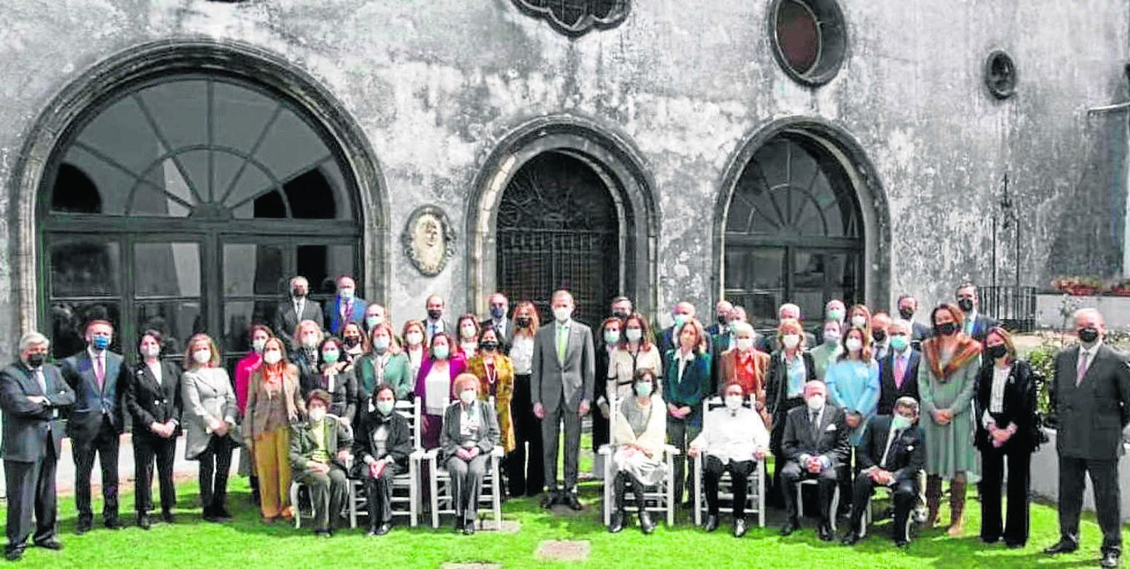 El rey Felipe de Borbón con miembros de la familia Barbadillo tras la visita de la bodega. Sentados Pepichi Eyzaguire, Chitita Barbadillo García de Velasco, Pilar Barbadillo Argüeso, Alito Barbadillo Romero, José Antonio Barbadillo Argúeso y Javier Barbadillo Eyzaguirre.