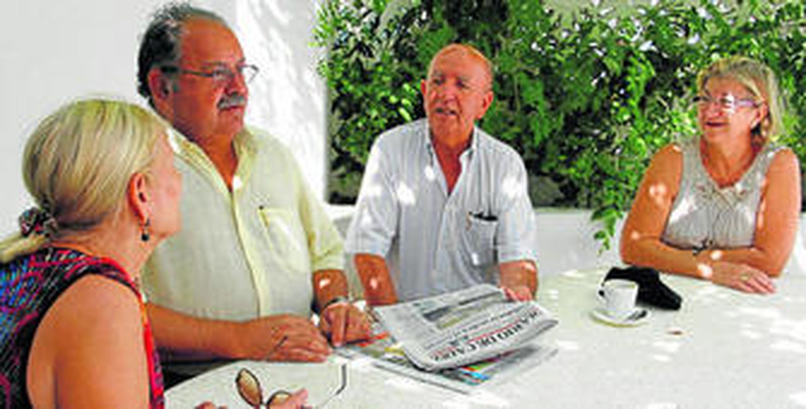 Jesús Mejías, segundo por la derecha, junto a Francisco Verdugo, dueño del restaurante La Barca de Vejer.