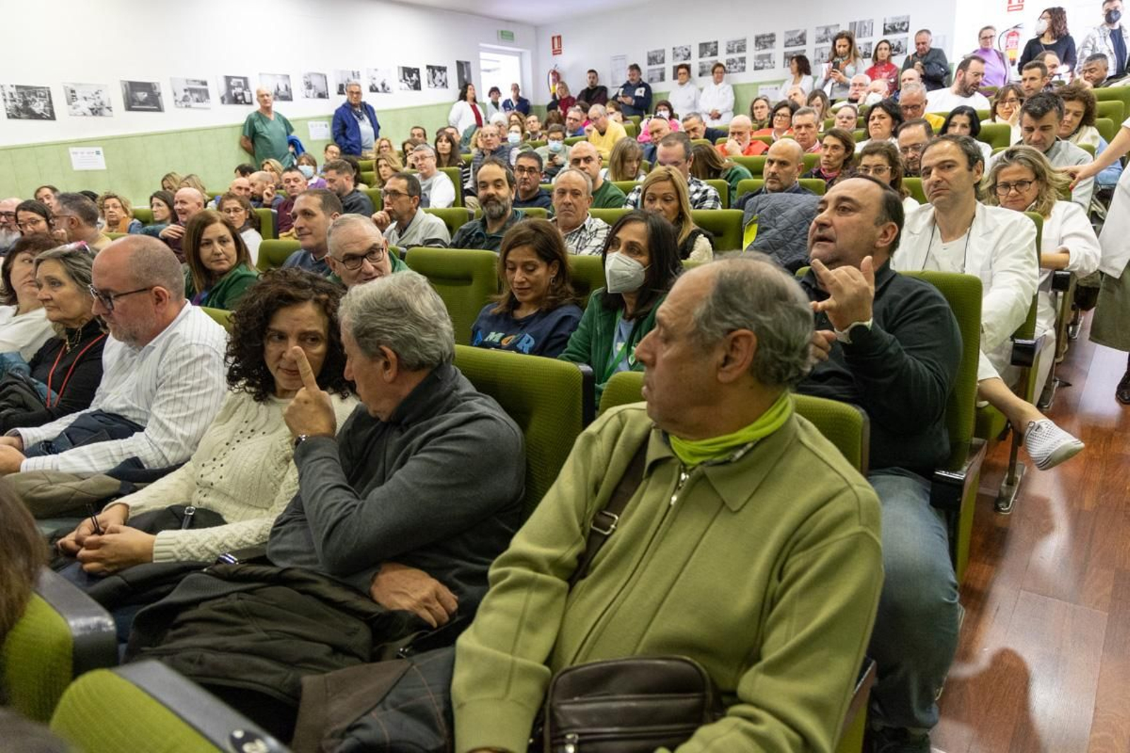 Encierro y asamblea convocado por CCOO, Satse, CSIF y UGT para denunciar el incumplimiento de los acuerdos en materia sanitaria por parte de la Junta de Andalucía