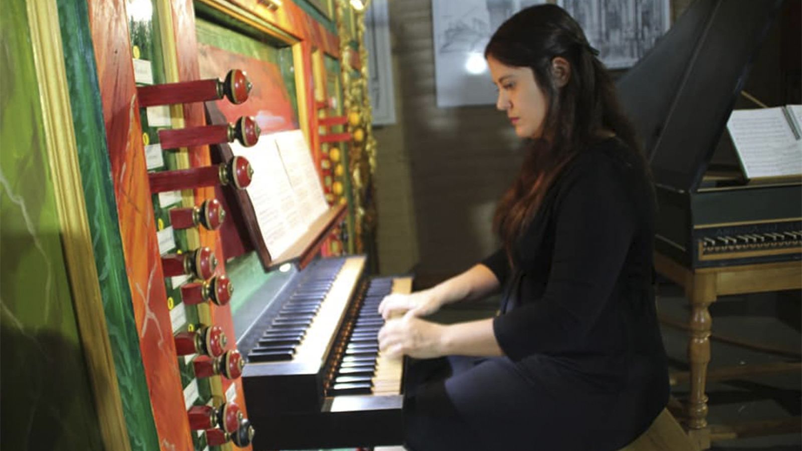 Almudena Herchiga, docente, clavecinista, pianista y organista.