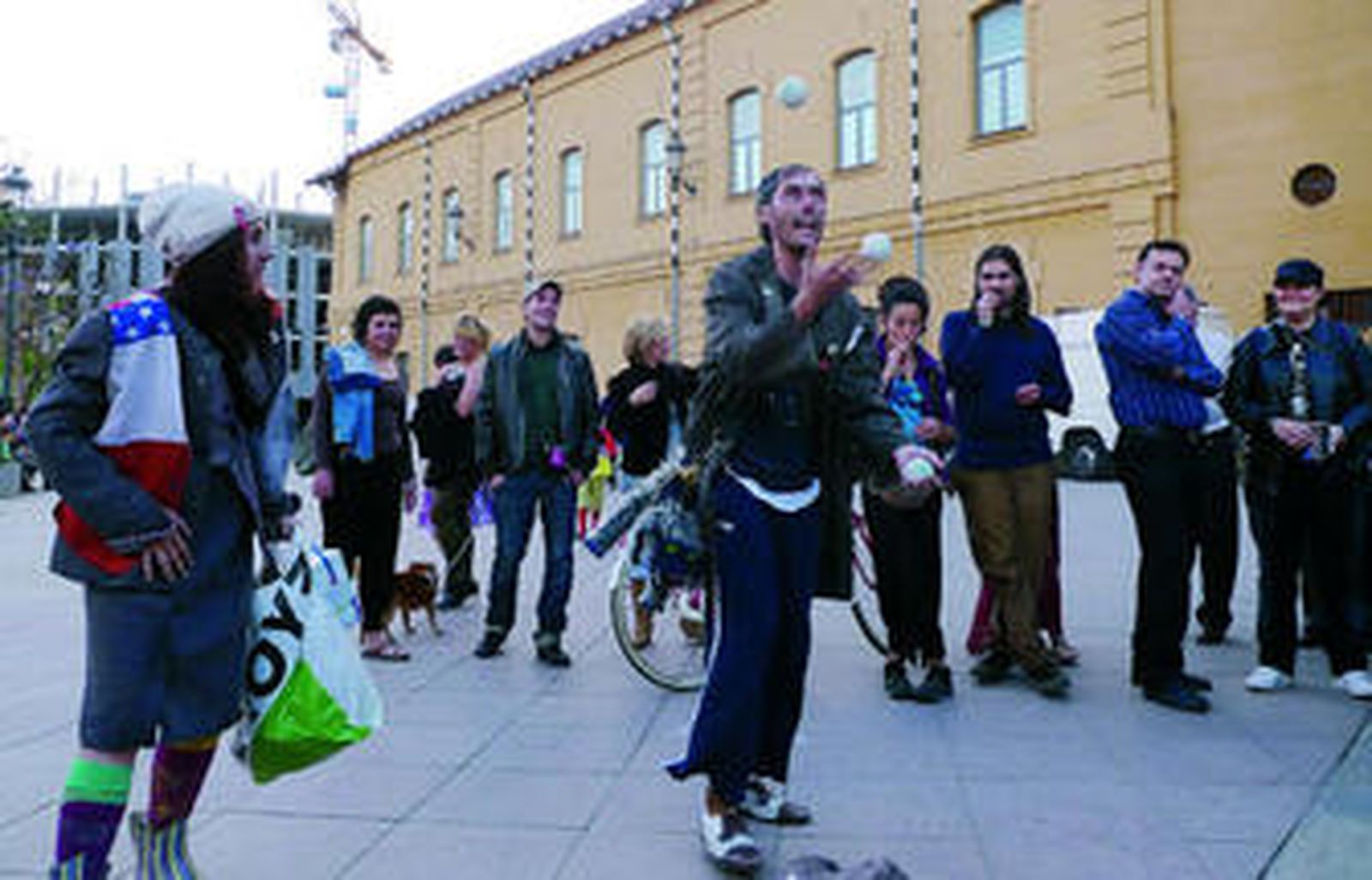 1. Los actores de Espejo Negro convertidos en 'Los perros flauta' inauguraban con carcajadas la velada de ayer junto a la Sala Gades.
