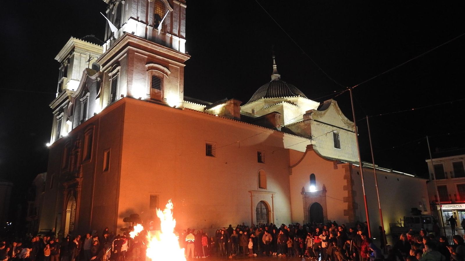 Perspectiva de la lumbre de la plaza de la Constitución con vecinos alrededor