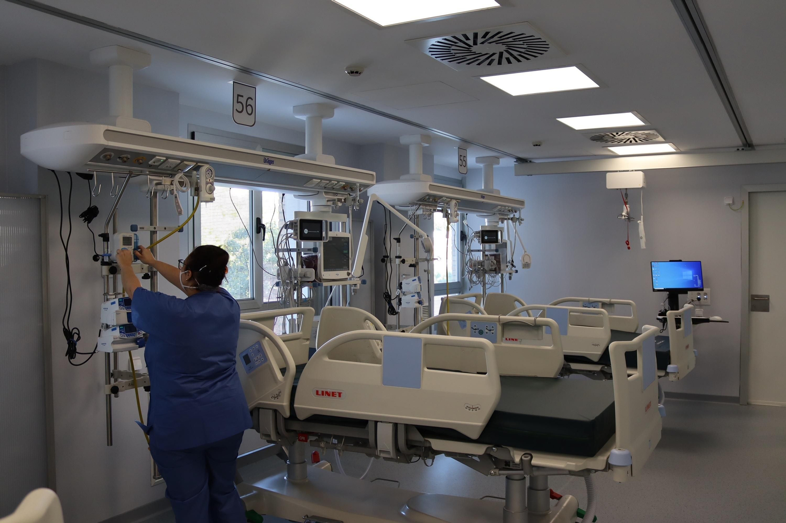 Una sanitaria preparando un aparato.