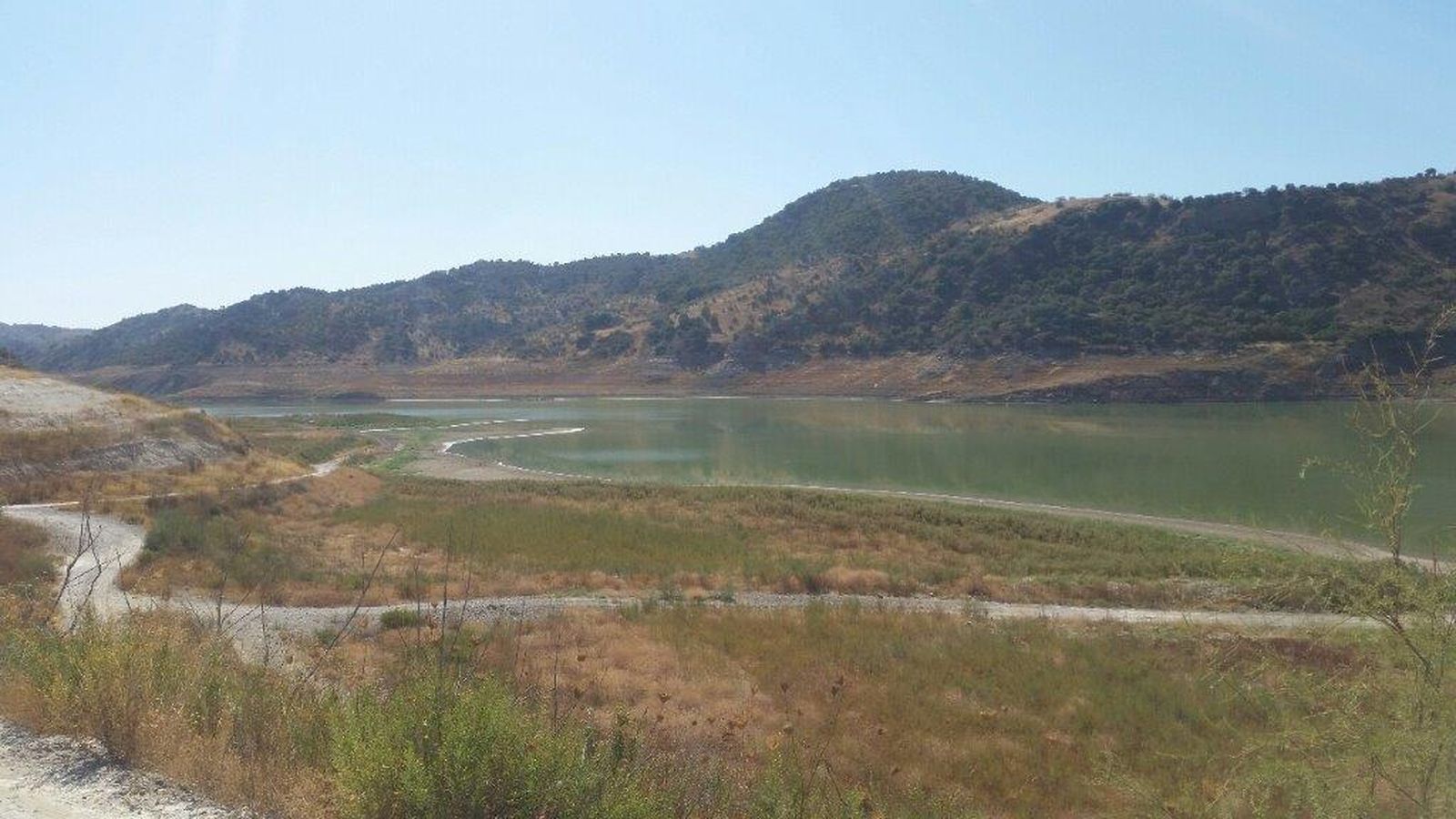 Embalse de la Puebla de Cazalla, con escaso volumen de agua, que da idea de la situación de falta de lluvias que padece el campo andaluz en este cuarto año consecutivo de sequía.
