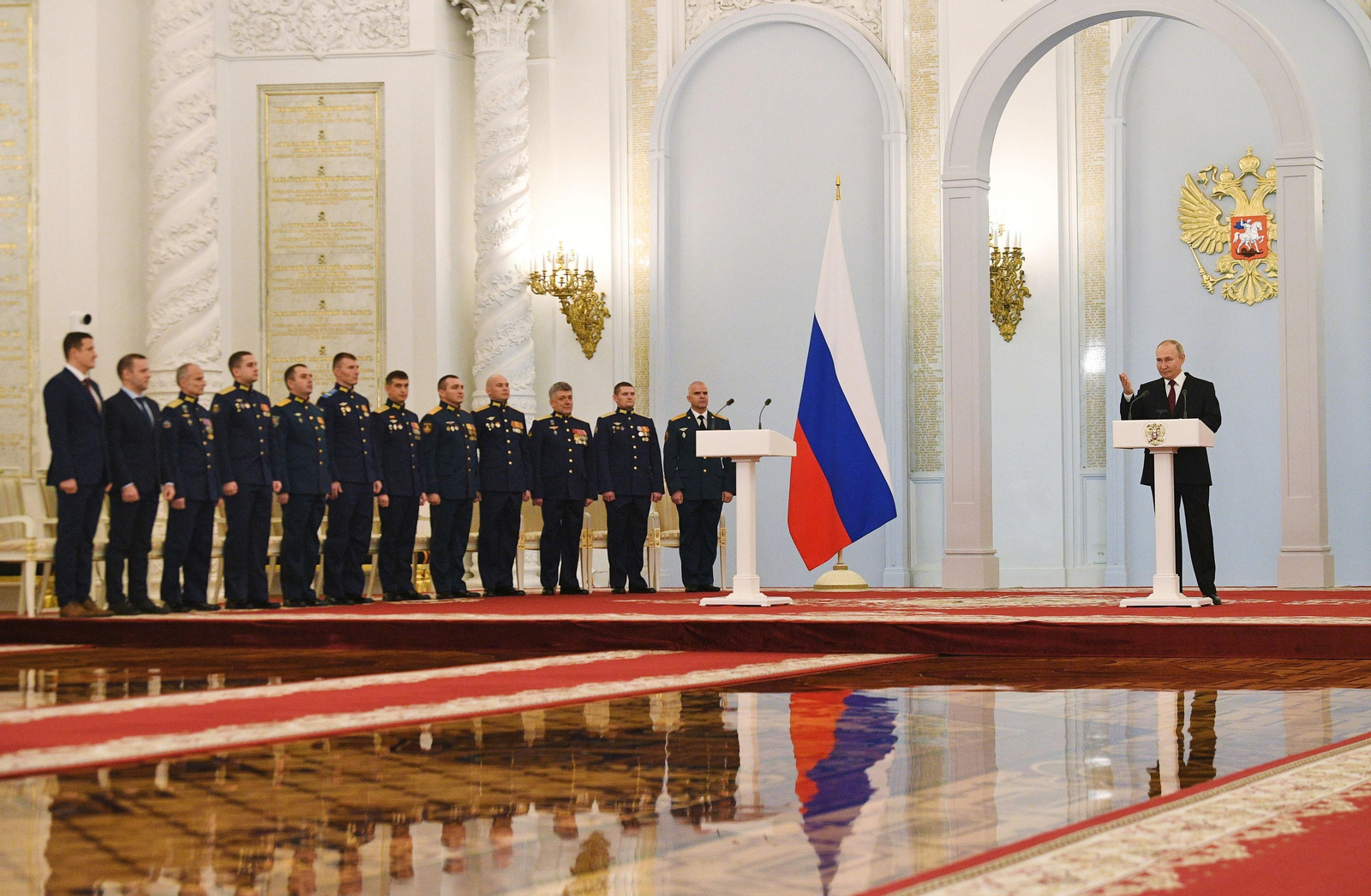 El presidente ruso, Vladimir Putin, durante la entrega de medallas a los 'Héroes de Rusia' en el Kremlin.