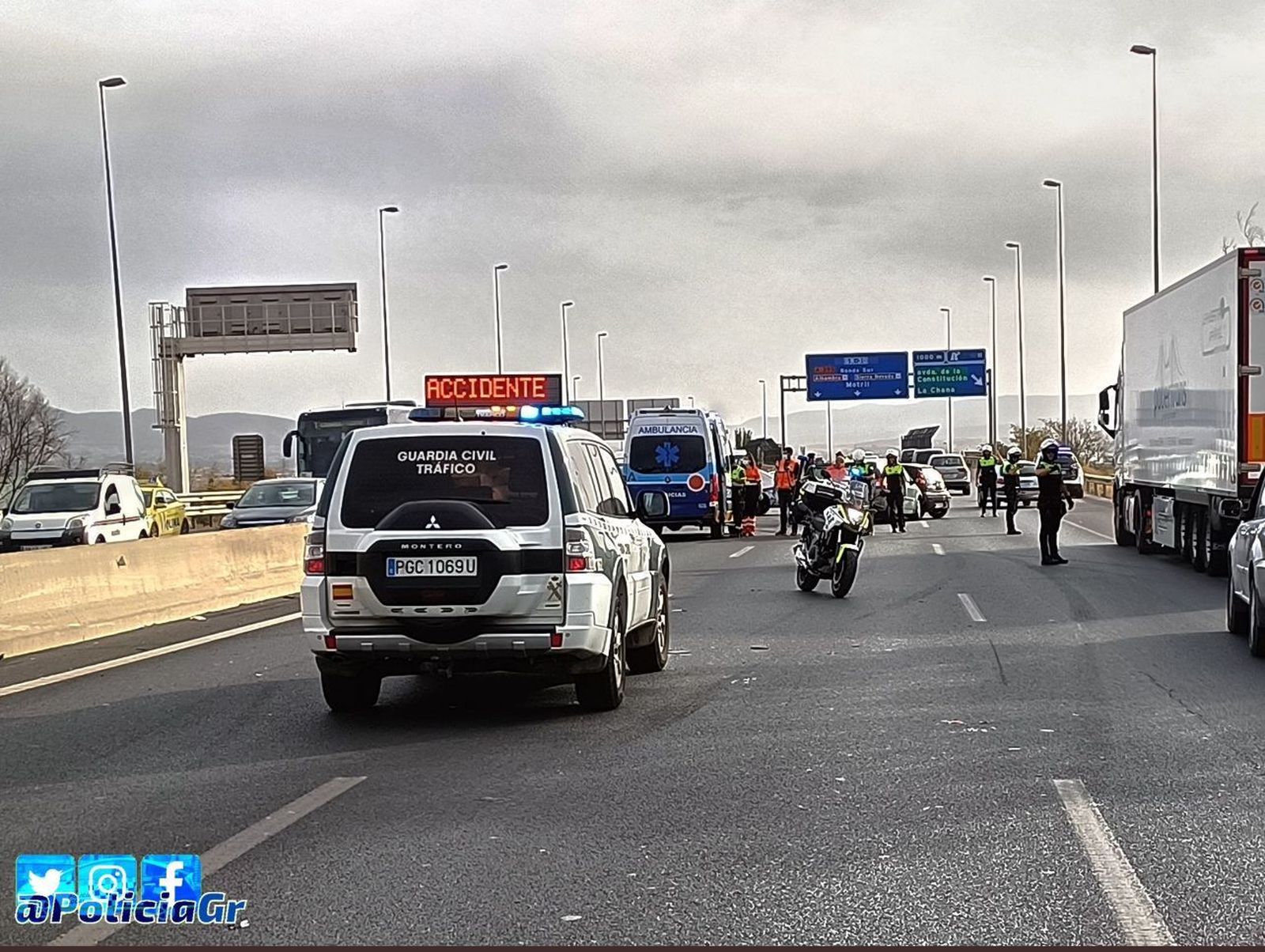 Un coche provoca un accidente múltiple en la Circunvalación de Granada  tras darse a la fuga