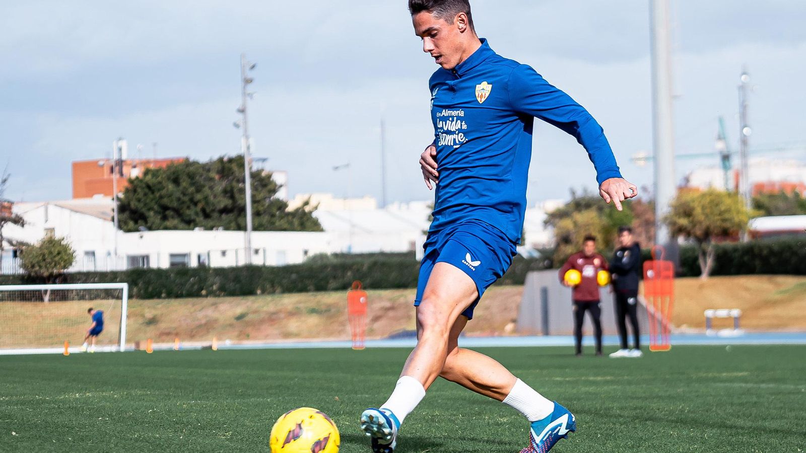 Sergio Arribas dando un pase en uno de los entrenos previos a la cita contra el Real Betis.