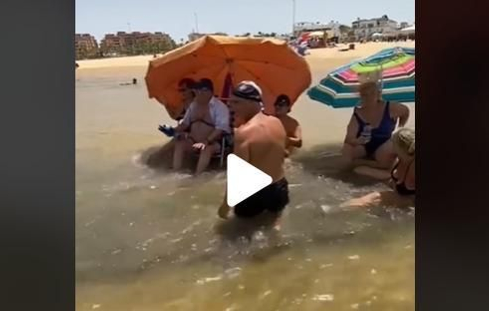 El día de playa más cómico de un abuelo con su familia en Cádiz se hace viral en Tik Tok