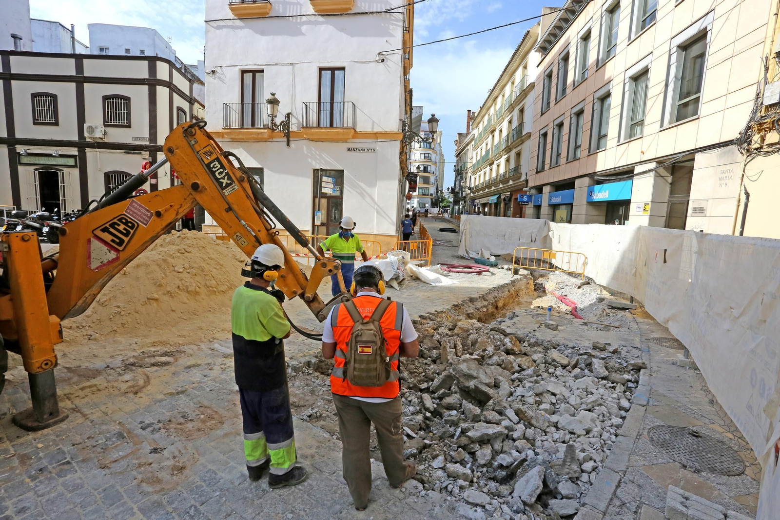 Estado de las obras de la segunda fase de renovación de redes del eje Esteve-Corredera a la altura de calle Cerrón.