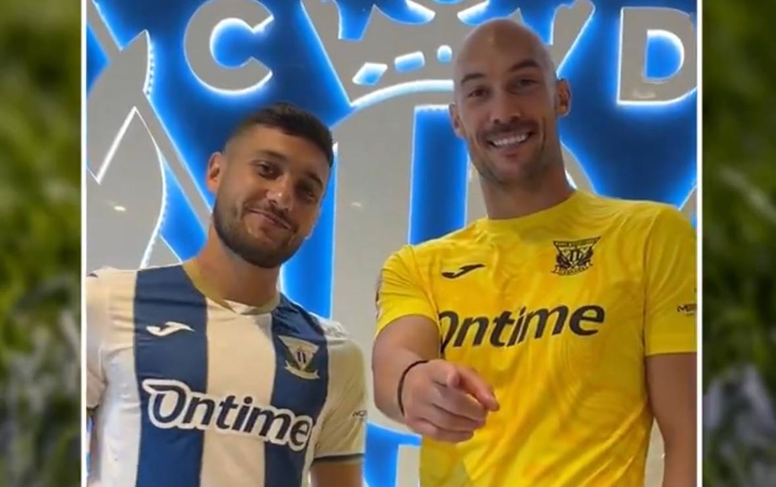 Óscar Rodríguez y Marko Dmitrovic posan con la camiseta del CD Leganés