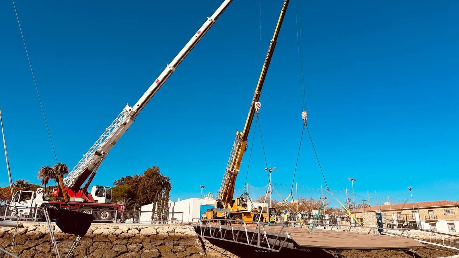 La maniobra para instalar la rampa de varada requirió de maquinaria pesada.