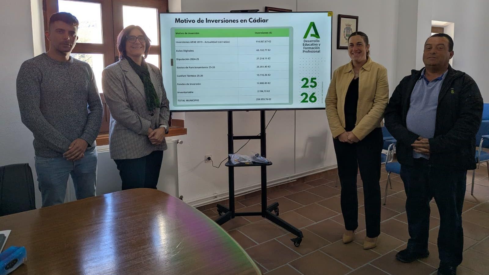 La delegada territorial María José Martín en la visita que ha realizado al Ayuntamiento de Cádiar.