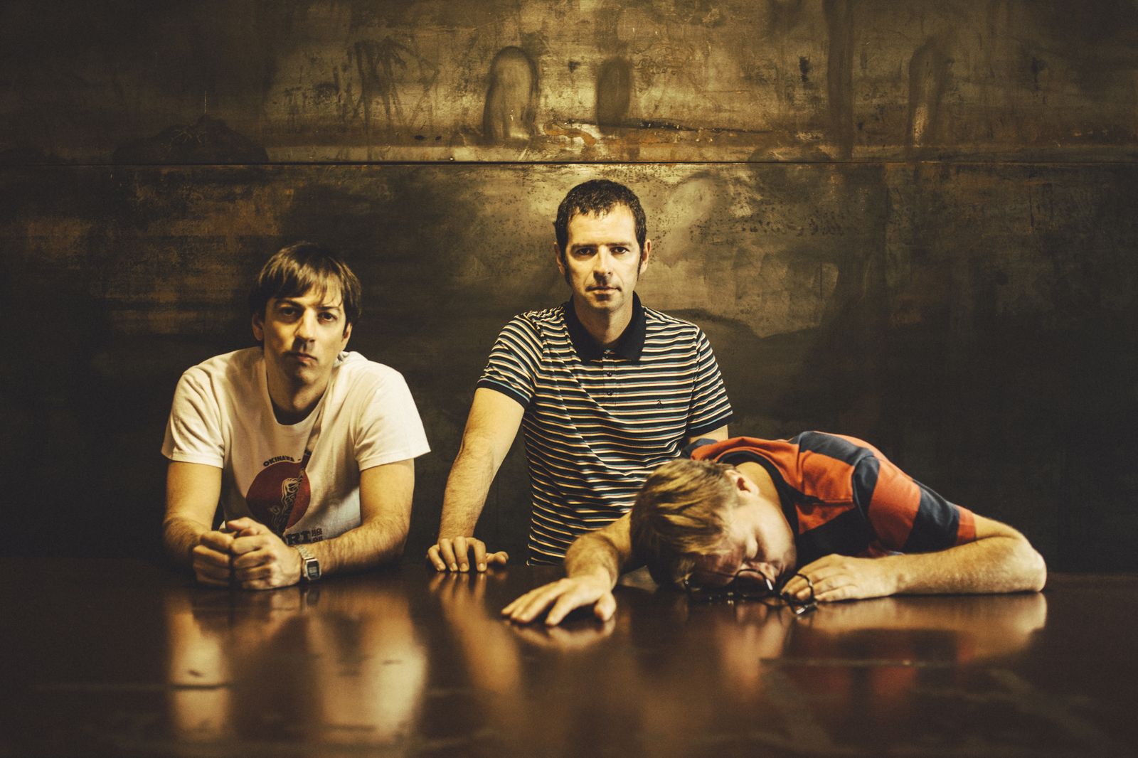 Pepillo, José y Adolfo, miembros de Airbag, posan en una imagen promocional.