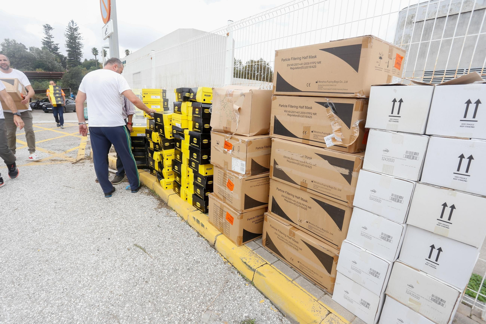Fotos de la recogida de alimentos y enseres para ayudar a los afectados por la DANA en Valencia