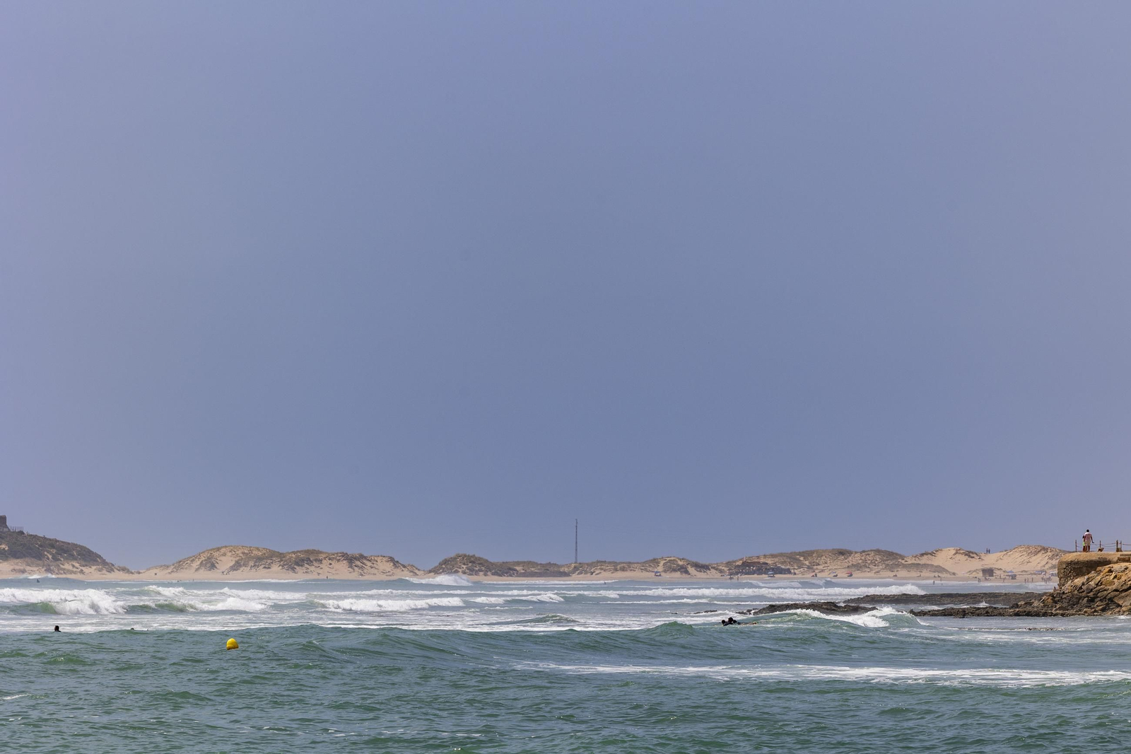 Las imágenes de la playa de los Caños tras el fuerte oleaje