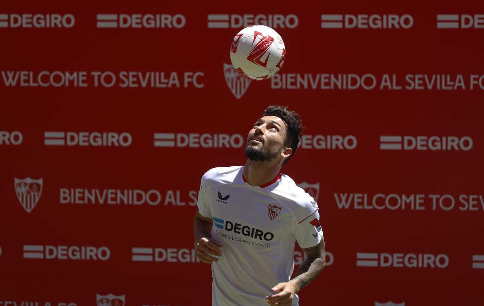 Alex Telles pelotea en el césped del Ramón Sánchez-Pizjuán durante su presentación.