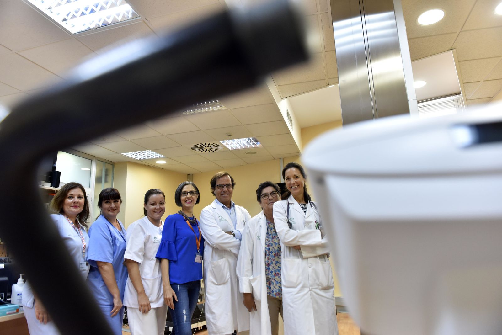 María José López, Carmen Ventura, Laura Prieto, Josefa Martín,  Rafael Hidalgo, Maribel Álvarez  y  María del Mar Martínez Quesada, en la Unidad de Rehabilitación Cardiaca del Hospital Macarena.