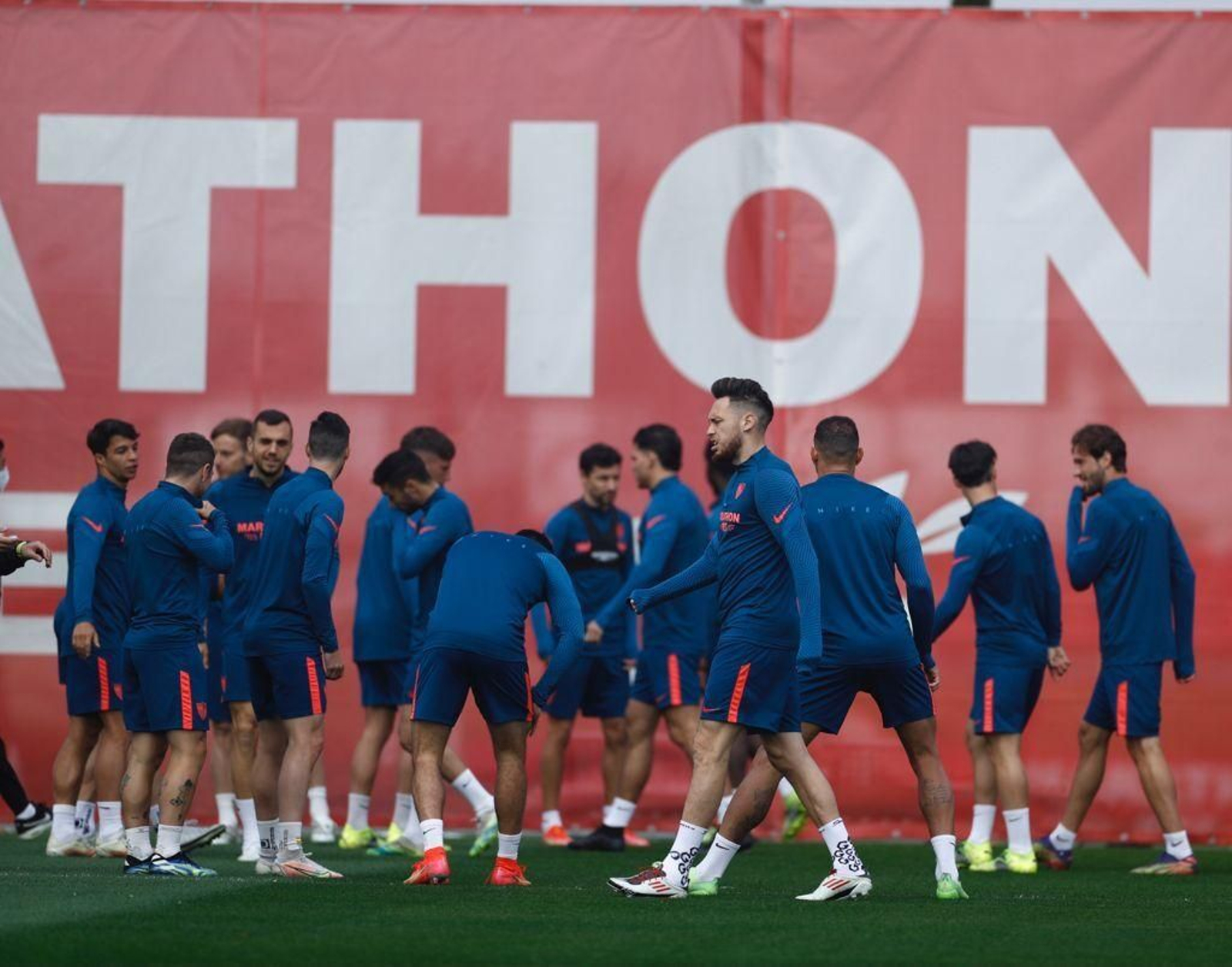 Una imagen grupal del último entrenamiento del Sevilla.