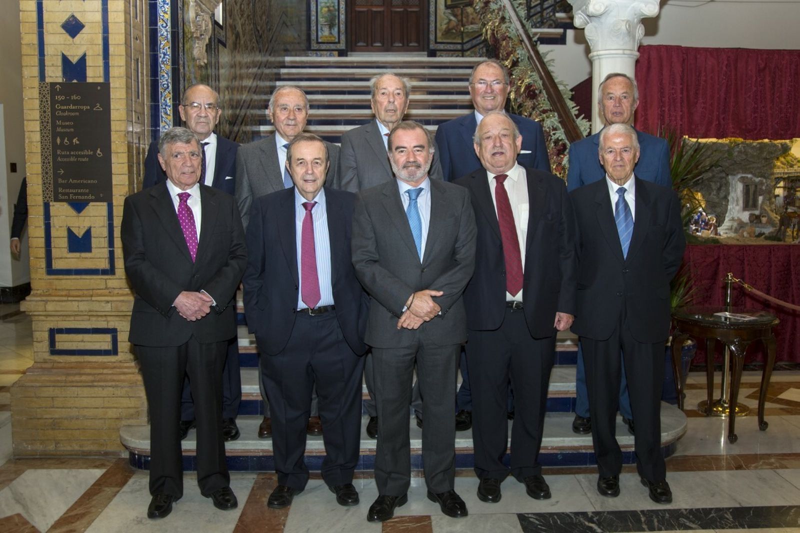 Óscar Cisneros (centro), con algunos de los homenajeados en sus bodas de oro con la abogacía