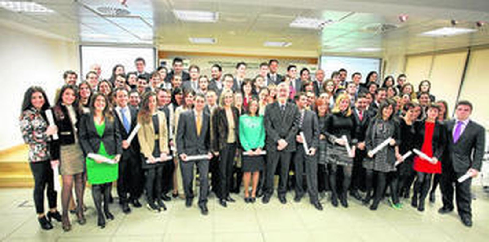 El consejero de Economía, Antonio Ávila, y la directora general de Extenda, Teresa Sáez, en la entrega de diplomas a beneficiarios de las Becas Extenda.