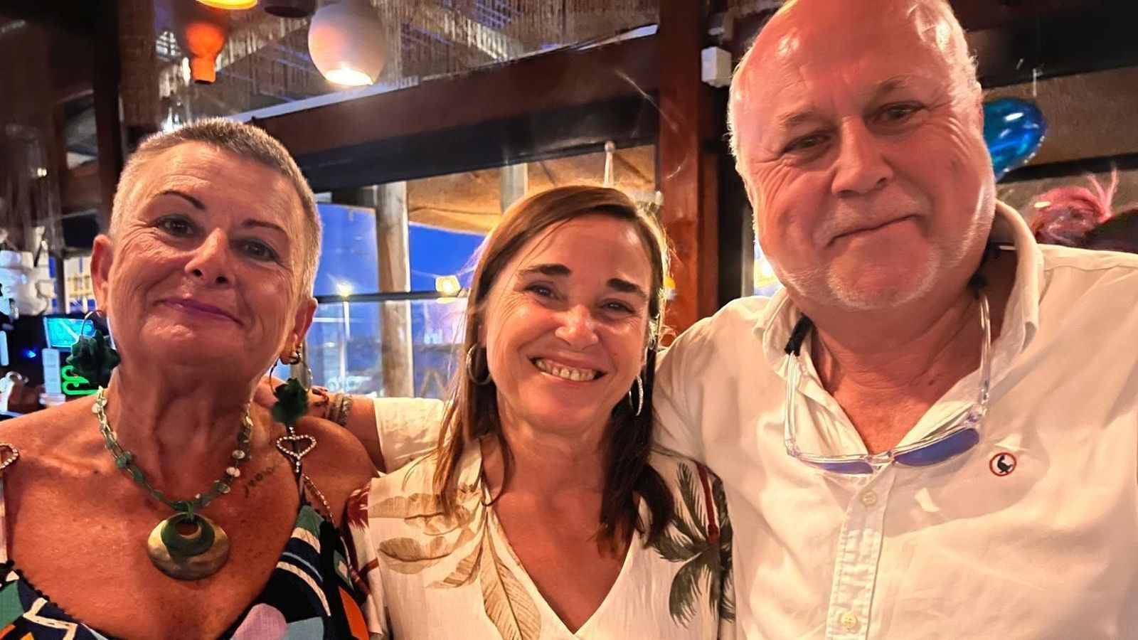 Esther Vizcarrondo, Carmen Galindo y Nacho Castellví, durante el festejo en el chiringuito Nahu Beach. Esther Vizcarrondo, Carmen Galindo y Nacho Castellví, durante el festejo en el chiringuito Nahu Beach.