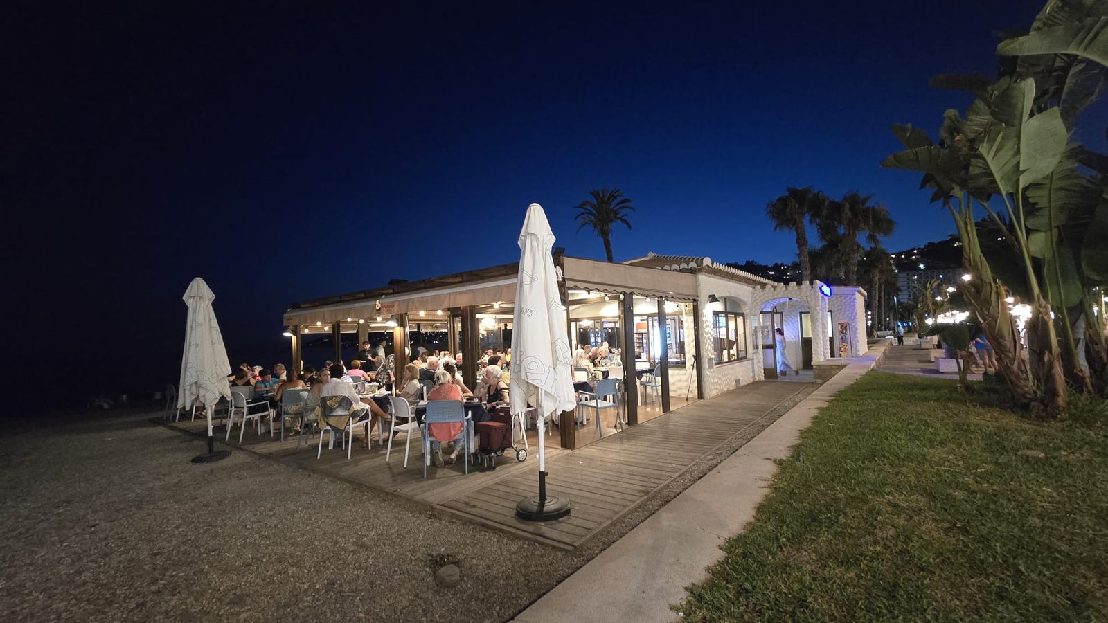 Clientes en un restaurante de Almuñécar durante la noche