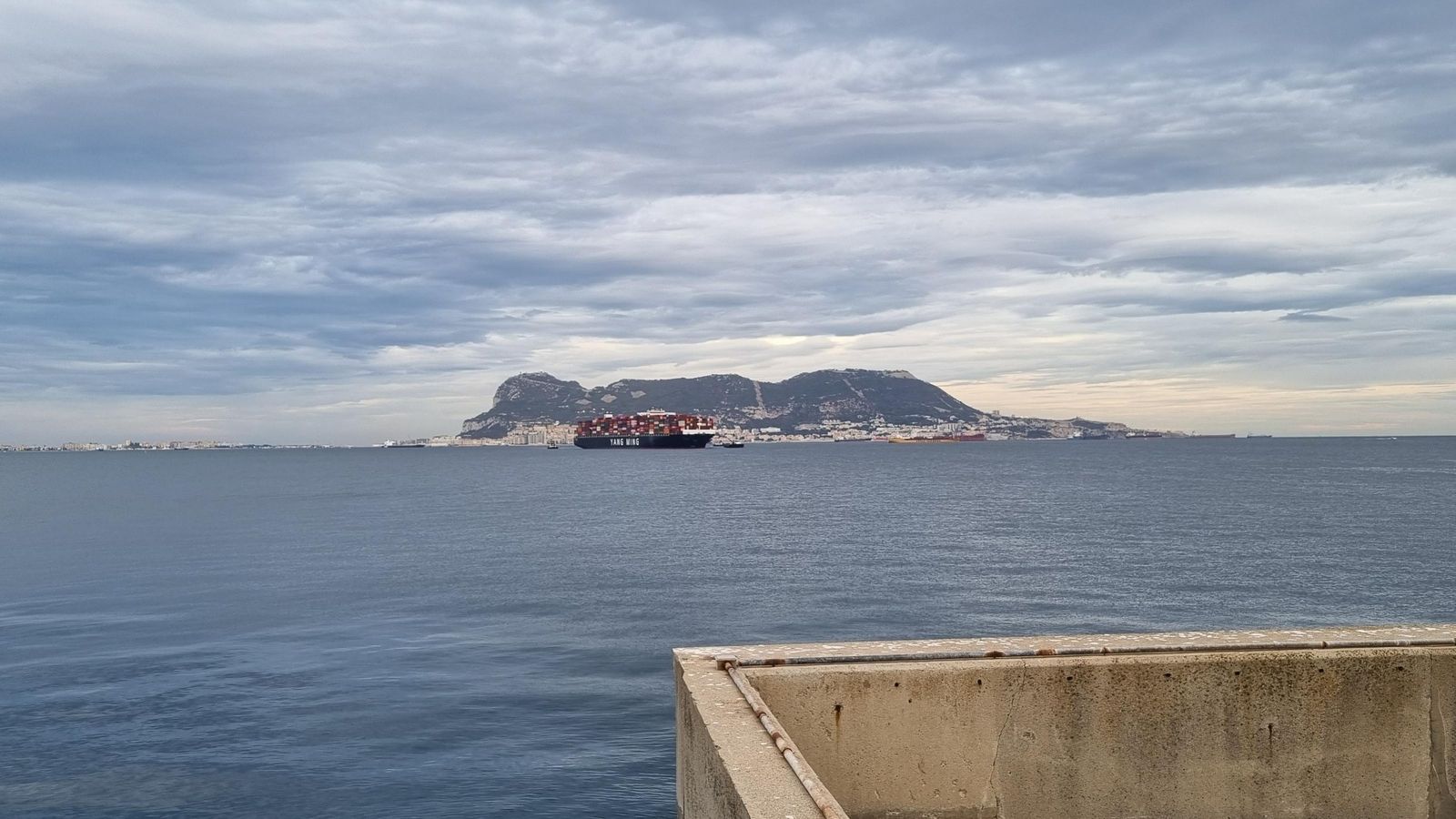 Fotografía tomada a pocos metros del que en su día fue el punto de atraque del 'Olterra' en la que se aprecia la distancia que los maiali debían recorrer para alcanzar el puerto de la base enemiga.