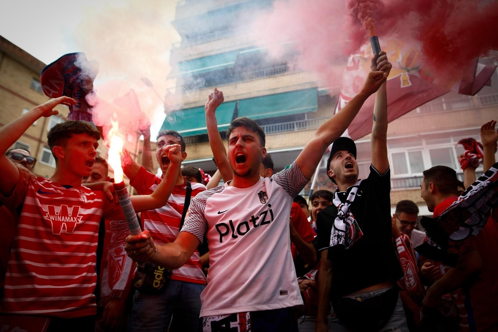 En imágenes: Así ha sido el recibimiento al autobús del Granada